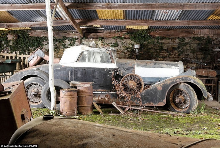 Illustration de l'article : Cette grange semble sur le point de s'&eacute;crouler, pourtant le tr&eacute;sor qu'elle cache est incroyable!