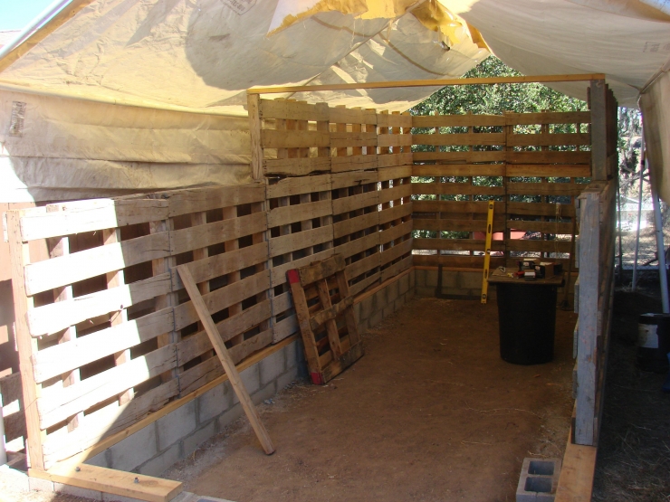 Illustration de l'article : Cet homme est tomb&eacute; sur ce tas de palettes dans les ordures! Attendez de voir ce qu'il en a fait!