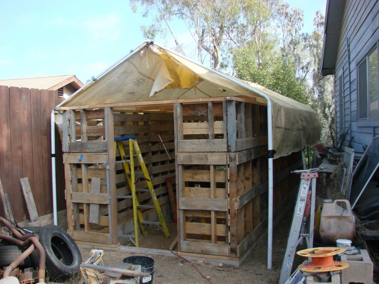 Illustration de l'article : Cet homme est tomb&eacute; sur ce tas de palettes dans les ordures! Attendez de voir ce qu'il en a fait!