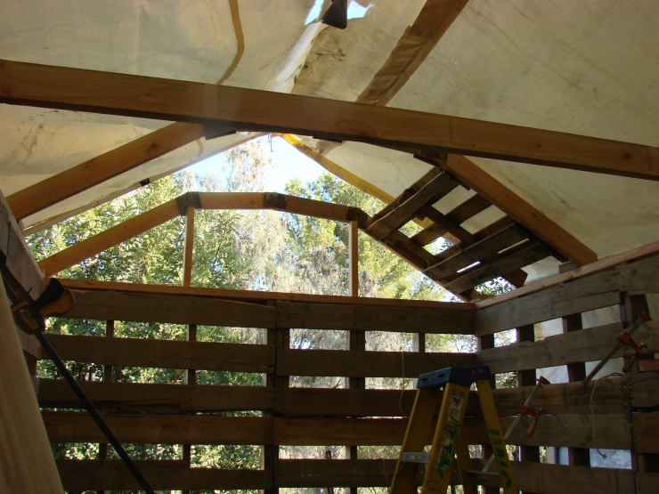 Illustration de l'article : Cet homme est tomb&eacute; sur ce tas de palettes dans les ordures! Attendez de voir ce qu'il en a fait!