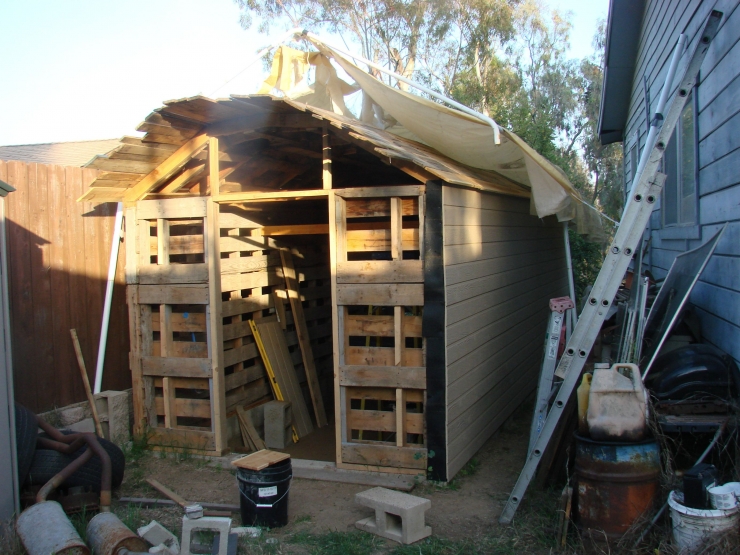 Illustration de l'article : Cet homme est tomb&eacute; sur ce tas de palettes dans les ordures! Attendez de voir ce qu'il en a fait!