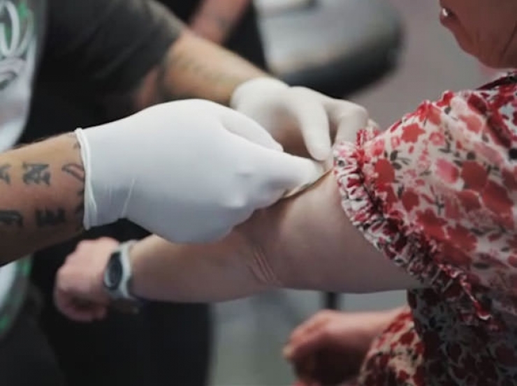 Illustration de l'article : Cette femme trisomique vient se faire tatouer tous les vendredis et elle a bien raison de la faire!