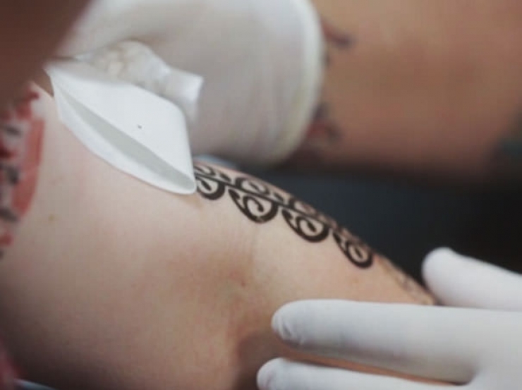 Illustration de l'article : Cette femme trisomique vient se faire tatouer tous les vendredis et elle a bien raison de la faire!