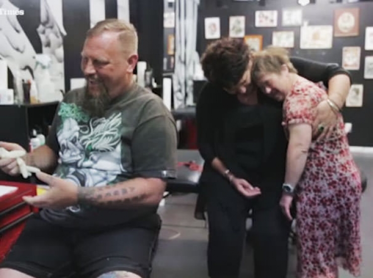 Illustration de l'article : Cette femme trisomique vient se faire tatouer tous les vendredis et elle a bien raison de la faire!