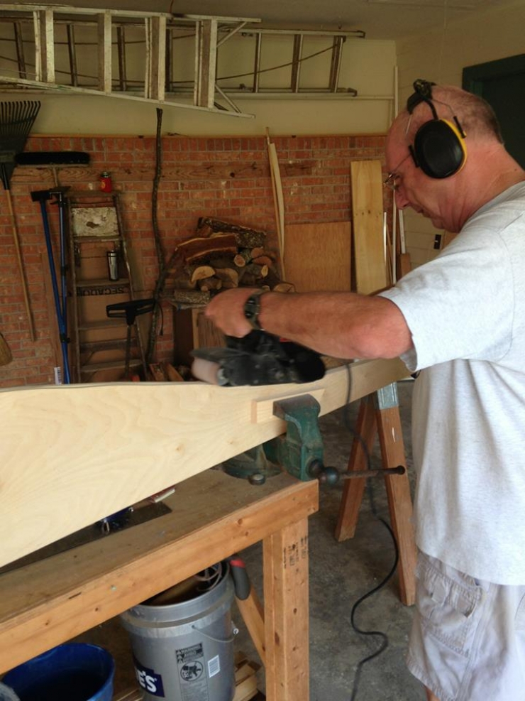 Illustration de l'article : Cet homme et son fils sont en train de r&eacute;aliser l'une des plus belles biblioth&egrave;ques du moment! Quel travail!