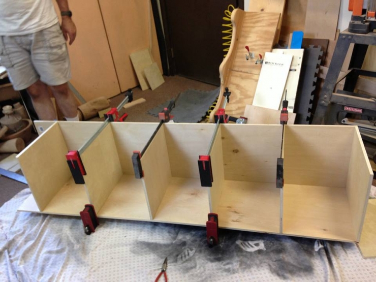 Illustration de l'article : Cet homme et son fils sont en train de r&eacute;aliser l'une des plus belles biblioth&egrave;ques du moment! Quel travail!