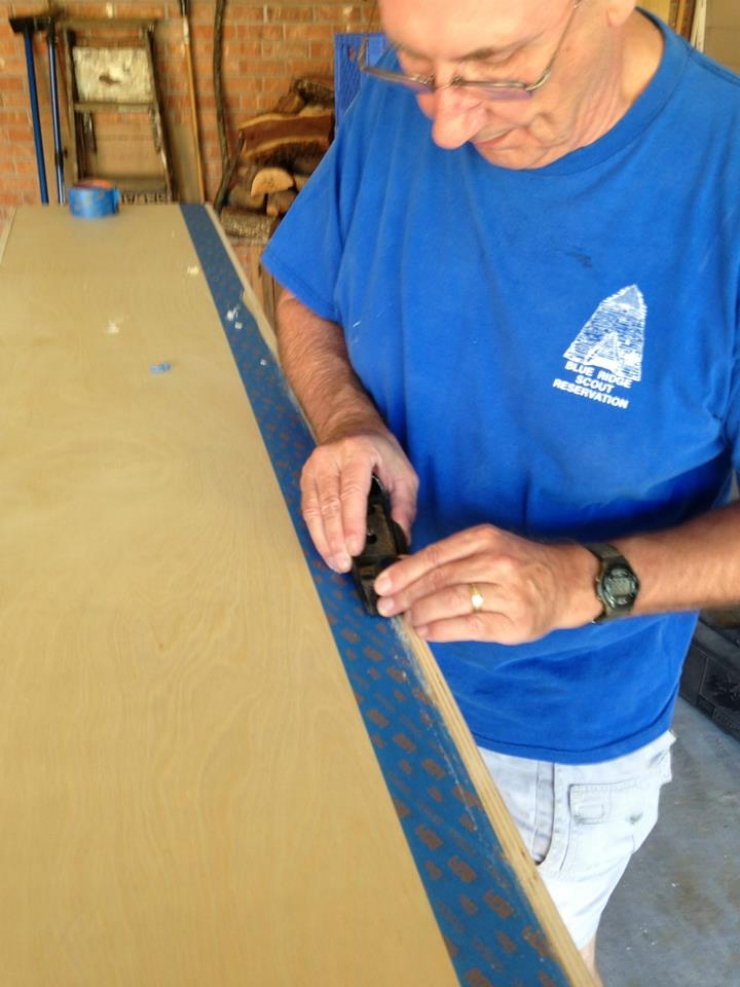 Illustration de l'article : Cet homme et son fils sont en train de r&eacute;aliser l'une des plus belles biblioth&egrave;ques du moment! Quel travail!