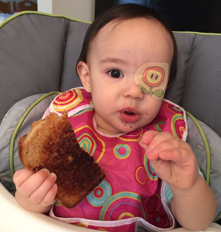 Illustration de l'article : Ce papa, dont la petite princesse doit porter des patches oculaires, les lui personnalise pour les rendre moins contraignants