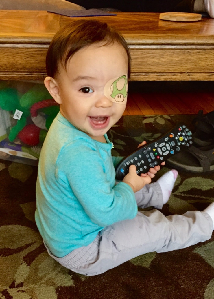 Illustration de l'article : Ce papa, dont la petite princesse doit porter des patches oculaires, les lui personnalise pour les rendre moins contraignants