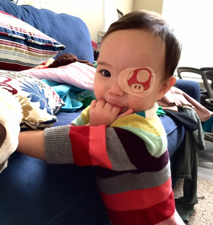 Illustration de l'article : Ce papa, dont la petite princesse doit porter des patches oculaires, les lui personnalise pour les rendre moins contraignants