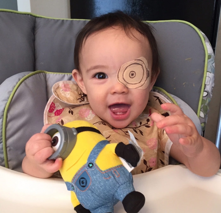 Illustration de l'article : Ce papa, dont la petite princesse doit porter des patches oculaires, les lui personnalise pour les rendre moins contraignants