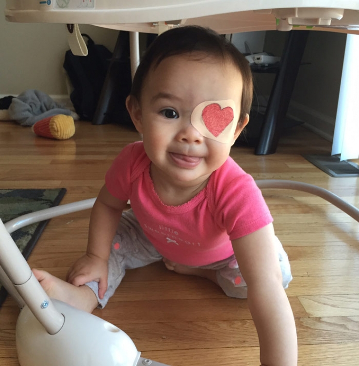 Illustration de l'article : Ce papa, dont la petite princesse doit porter des patches oculaires, les lui personnalise pour les rendre moins contraignants