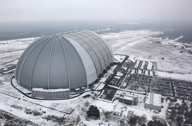 Illustration de l'article : À première vue, ce hangar n'a pas le moindre intérêt! Il devient magique une fois qu'on passe la porté d'entrée!