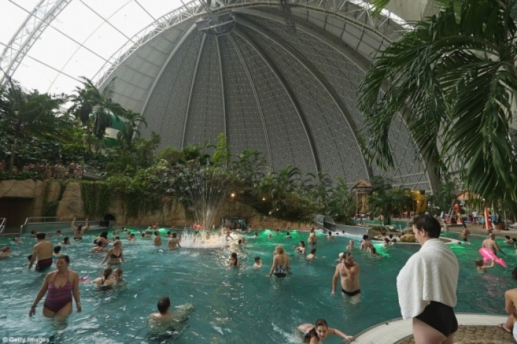 Illustration de l'article : À première vue, ce hangar n'a pas le moindre intérêt! Il devient magique une fois qu'on passe la porté d'entrée!