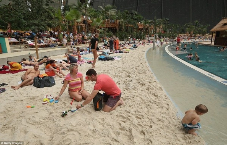 Illustration de l'article : À première vue, ce hangar n'a pas le moindre intérêt! Il devient magique une fois qu'on passe la porté d'entrée!