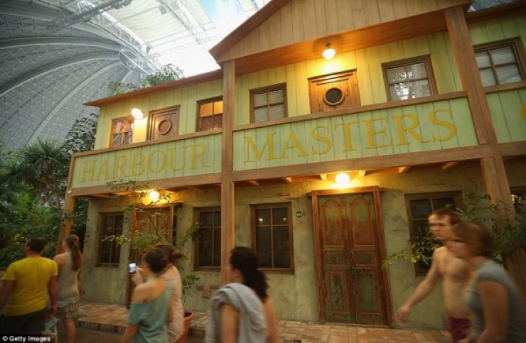 Illustration de l'article : À première vue, ce hangar n'a pas le moindre intérêt! Il devient magique une fois qu'on passe la porté d'entrée!