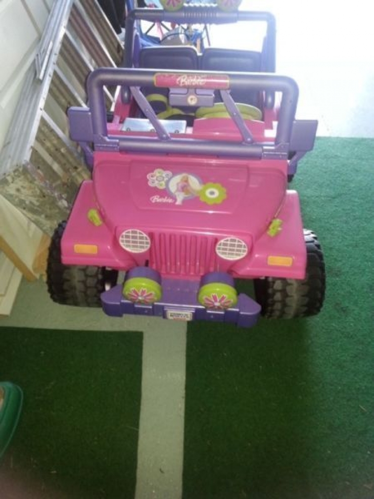 Illustration de l'article : Pour son fils, un papa a transformé ce Jeep Barbie. Le résultat est excellent!