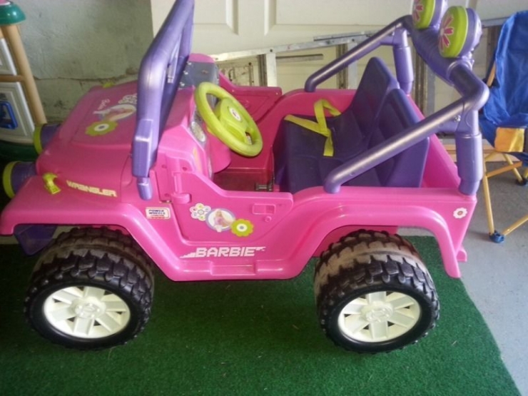 Illustration de l'article : Pour son fils, un papa a transformé ce Jeep Barbie. Le résultat est excellent!