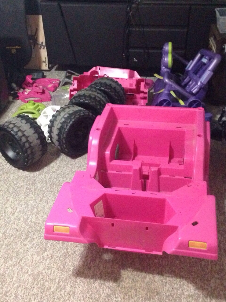 Illustration de l'article : Pour son fils, un papa a transformé ce Jeep Barbie. Le résultat est excellent!