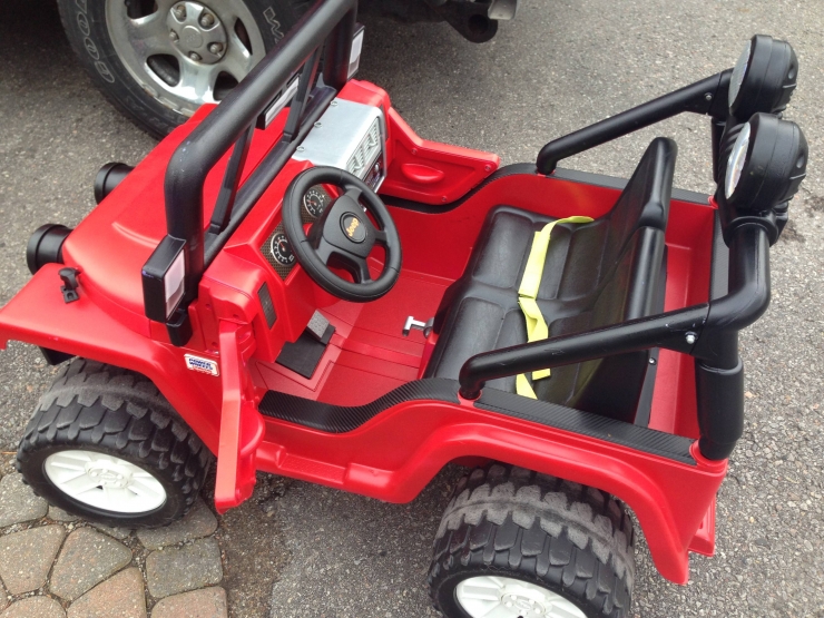 Illustration de l'article : Pour son fils, un papa a transformé ce Jeep Barbie. Le résultat est excellent!