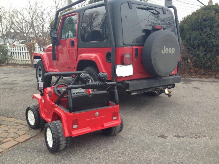 Illustration de l'article : Pour son fils, un papa a transformé ce Jeep Barbie. Le résultat est excellent!