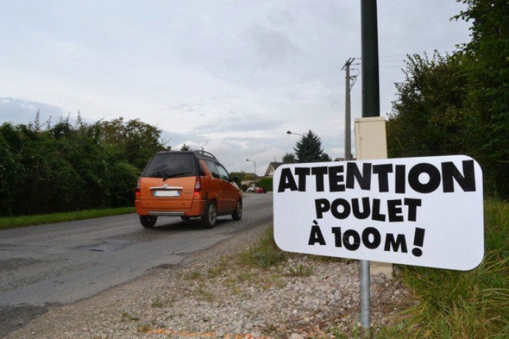 Illustration de l'article : Dans ce petit village savoyard, les panneaux de signalisation ne manquent pas d'humour