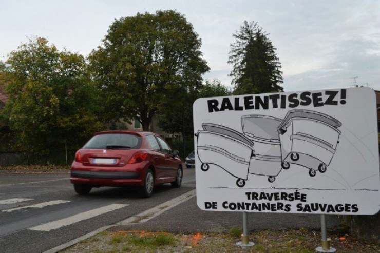 Illustration de l'article : Dans ce petit village savoyard, les panneaux de signalisation ne manquent pas d'humour