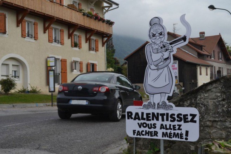 Illustration de l'article : Dans ce petit village savoyard, les panneaux de signalisation ne manquent pas d'humour