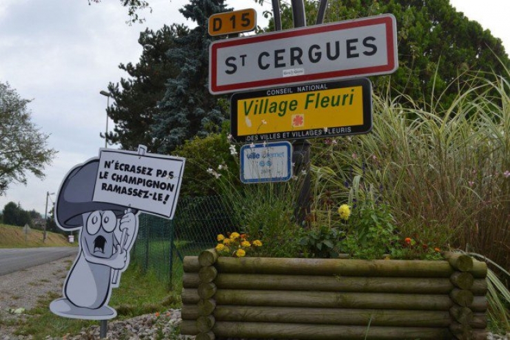 Illustration de l'article : Dans ce petit village savoyard, les panneaux de signalisation ne manquent pas d'humour