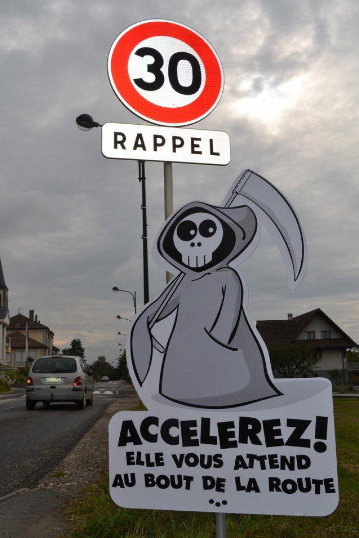 Illustration de l'article : Dans ce petit village savoyard, les panneaux de signalisation ne manquent pas d'humour