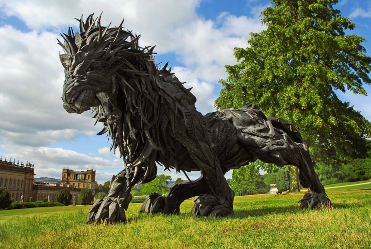 Illustration de l'article : Vous n'imaginerez jamais ce qu'un homme est capable de faire à partir de vieux pneus! Belle créativité!