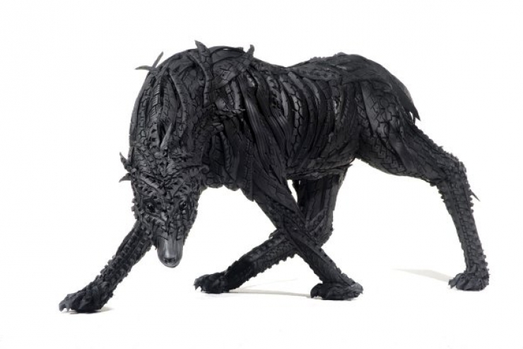 Illustration de l'article : Vous n'imaginerez jamais ce qu'un homme est capable de faire à partir de vieux pneus! Belle créativité!