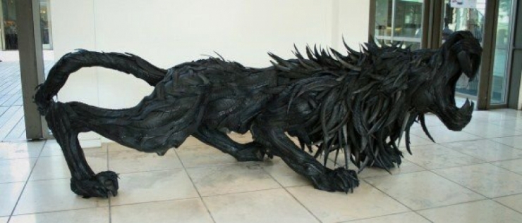 Illustration de l'article : Vous n'imaginerez jamais ce qu'un homme est capable de faire à partir de vieux pneus! Belle créativité!