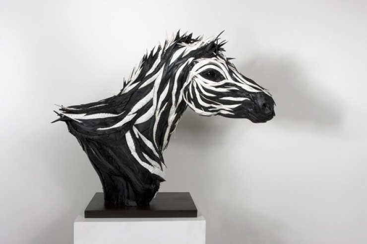 Illustration de l'article : Vous n'imaginerez jamais ce qu'un homme est capable de faire à partir de vieux pneus! Belle créativité!