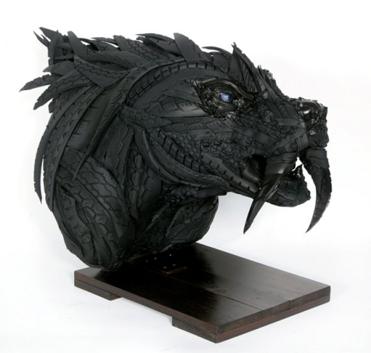 Illustration de l'article : Vous n'imaginerez jamais ce qu'un homme est capable de faire à partir de vieux pneus! Belle créativité!