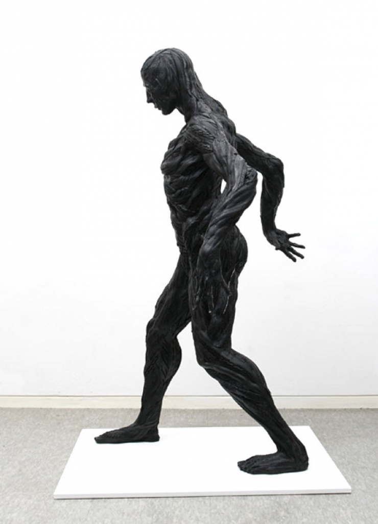 Illustration de l'article : Vous n'imaginerez jamais ce qu'un homme est capable de faire à partir de vieux pneus! Belle créativité!