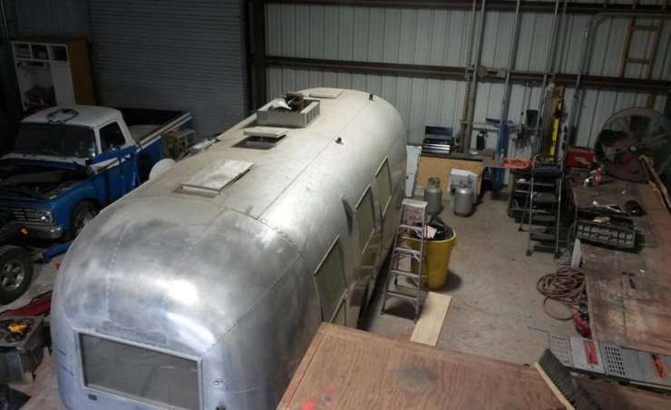 Illustration de l'article : Elle récupère un vieux camping-car et le transforme! Le résultat est excellent!