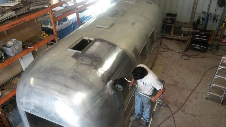 Illustration de l'article : Elle récupère un vieux camping-car et le transforme! Le résultat est excellent!