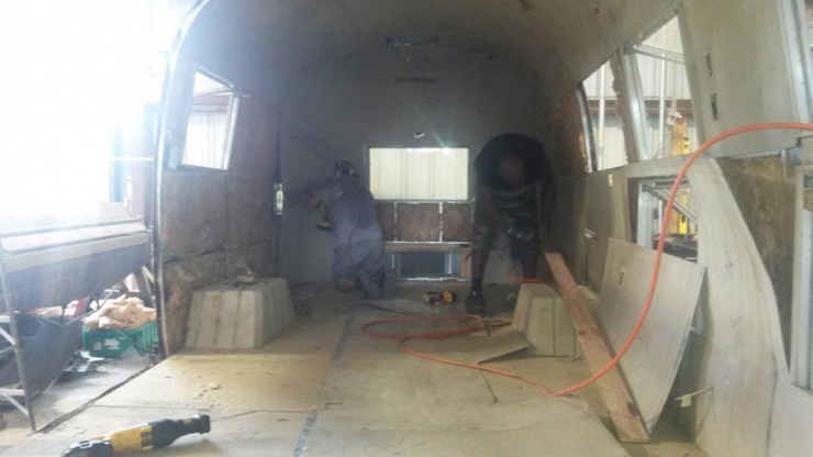 Illustration de l'article : Elle récupère un vieux camping-car et le transforme! Le résultat est excellent!