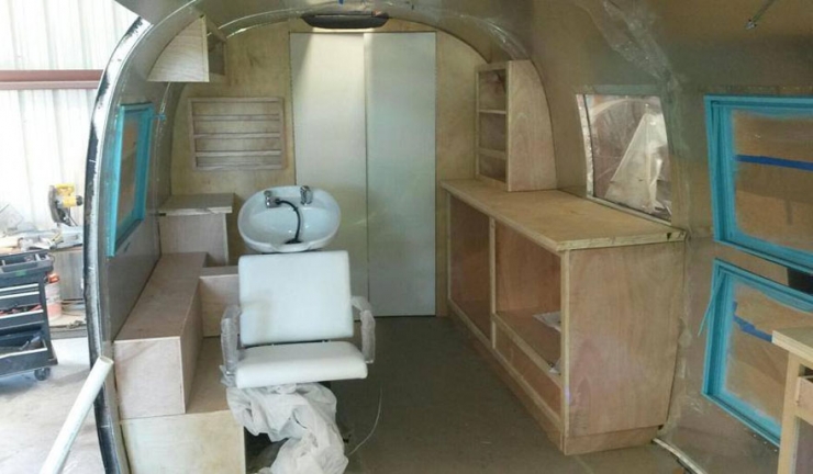 Illustration de l'article : Elle récupère un vieux camping-car et le transforme! Le résultat est excellent!