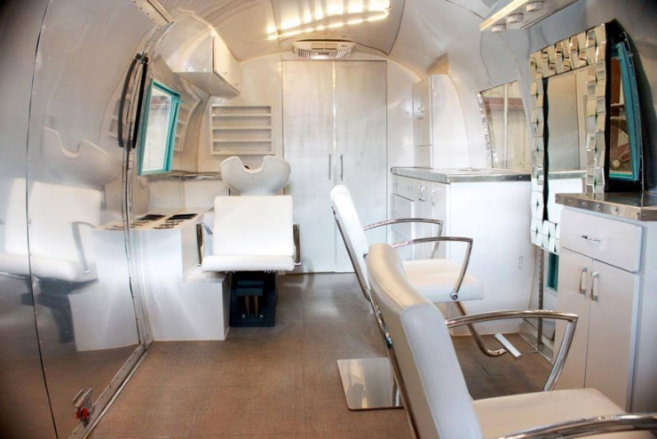 Illustration de l'article : Elle récupère un vieux camping-car et le transforme! Le résultat est excellent!