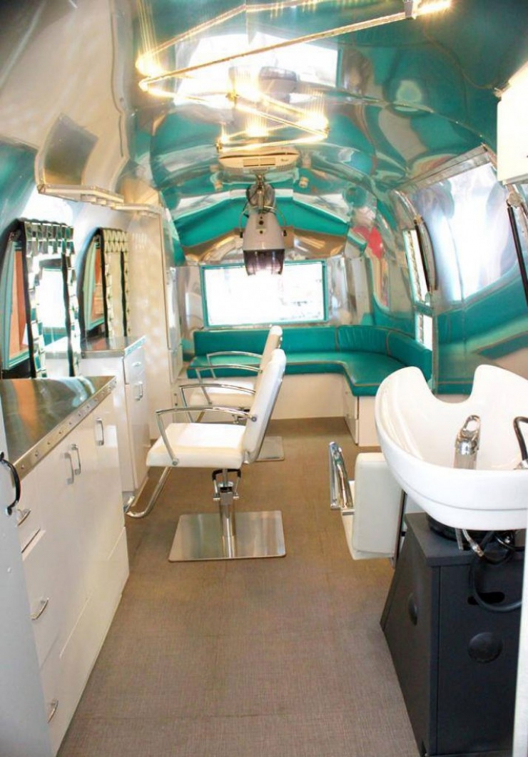 Illustration de l'article : Elle récupère un vieux camping-car et le transforme! Le résultat est excellent!