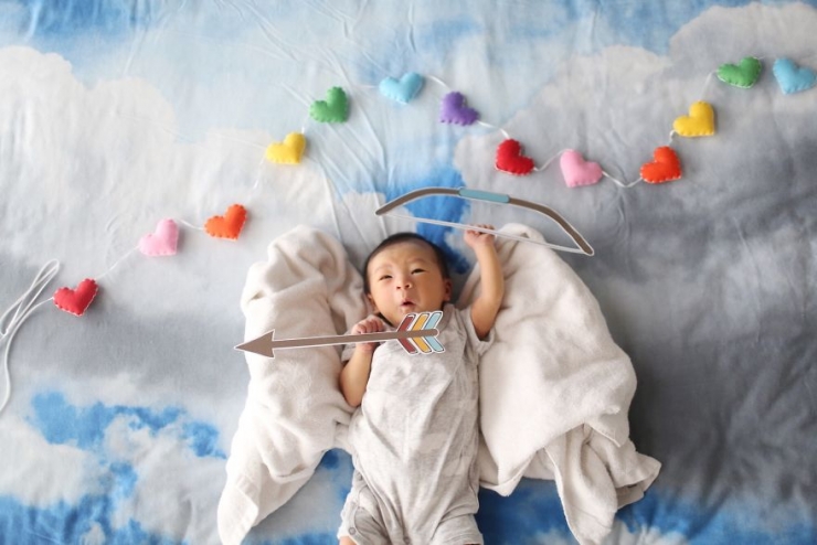 Illustration de l'article : Elle photographie son b&eacute;b&eacute; d'un mois dans d'adorables d&eacute;cors. D&eacute;couvrez 23 de ses photos