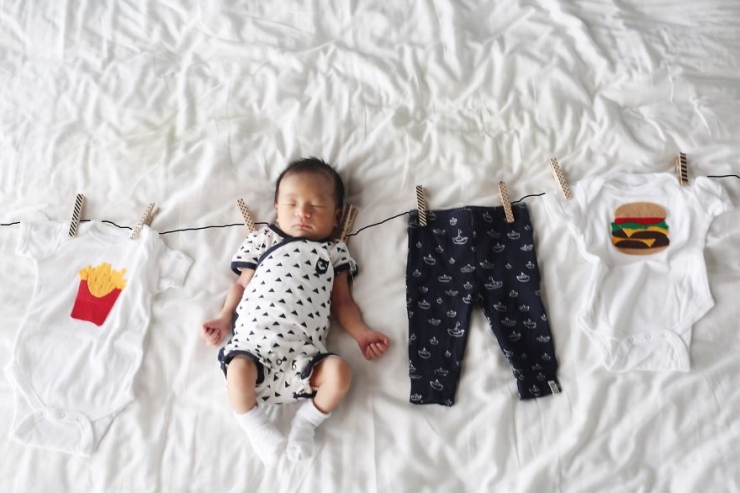 Illustration de l'article : Elle photographie son b&eacute;b&eacute; d'un mois dans d'adorables d&eacute;cors. D&eacute;couvrez 23 de ses photos