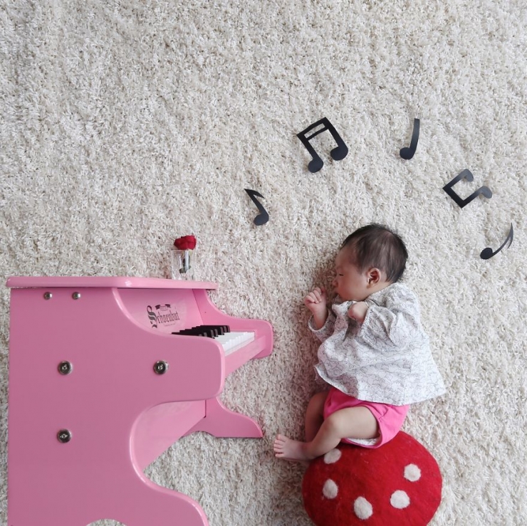 Illustration de l'article : Elle photographie son b&eacute;b&eacute; d'un mois dans d'adorables d&eacute;cors. D&eacute;couvrez 23 de ses photos