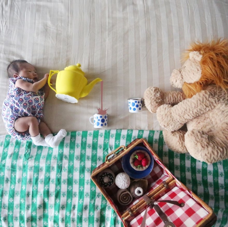 Illustration de l'article : Elle photographie son b&eacute;b&eacute; d'un mois dans d'adorables d&eacute;cors. D&eacute;couvrez 23 de ses photos