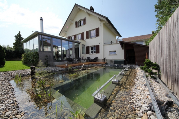 Illustration de l'article : Sa cour arrière était à l'abandon et assez hideuse, jusqu'à ce qu'il décide de la transformer! Chapeau l'artiste!