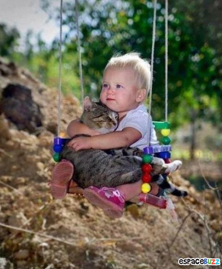 Illustration de l'article : L’amitié entre bébés et animaux à travers 14 photos attendrissantes!