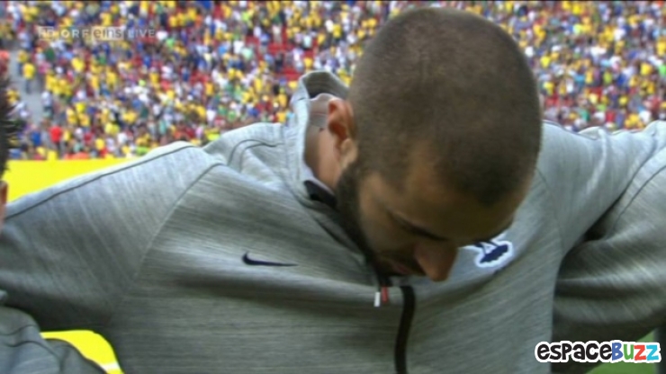 Illustration de l'article : Le net S'enflamme : Regardez l’incroyable comportement de Benzema lors de la Marseillaise avant le match !
