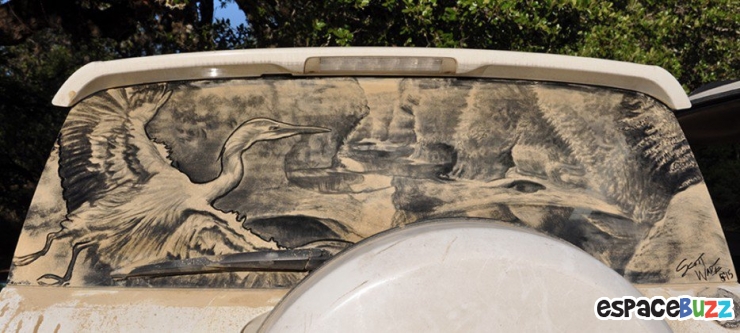 Illustration de l'article : Scott Wade, l'homme qui transforme vos vitres d'auto en oeuvres d'art impressionnantes!